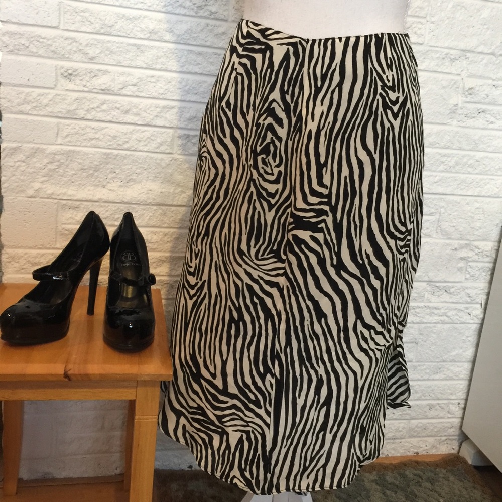 🎉4 for $20 Nygard collection zebra print hi low skirt